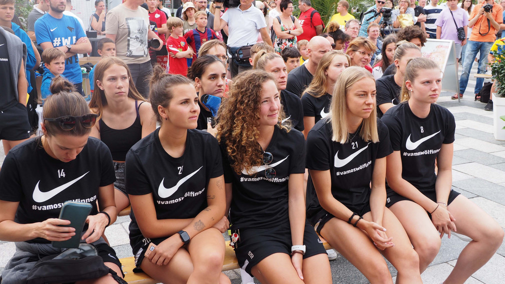 Die gesamte SKN Wolfsfamilie am Rathausplatz bei der Teampräsentation