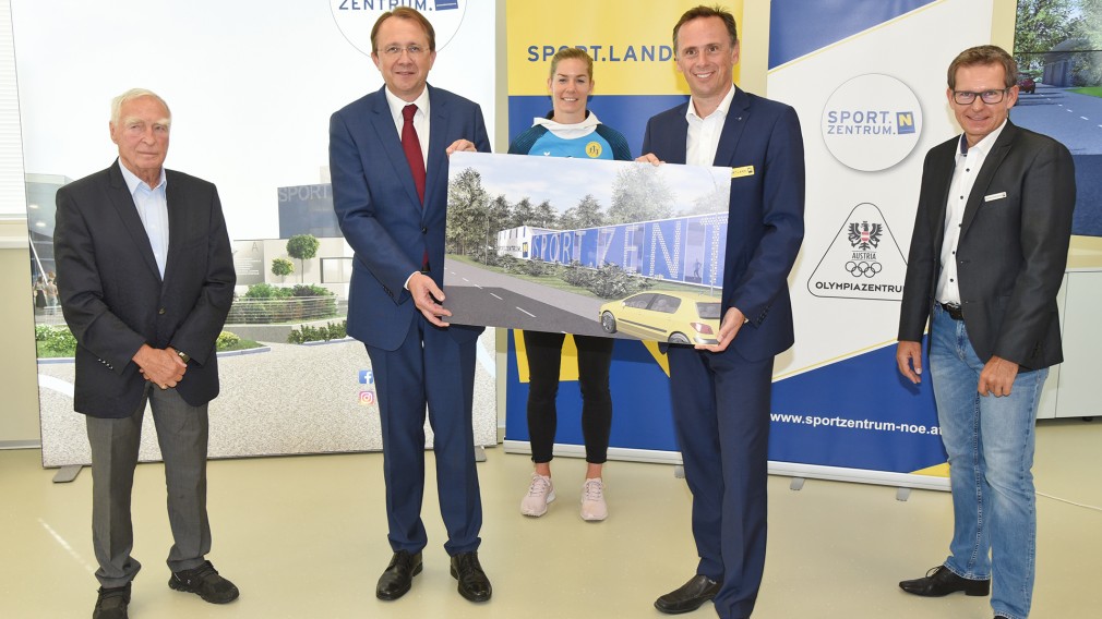 Trainerlegende Gunnar Prokop, Bürgermeister Matthias Stadler, Olympiastarterin Beate Schrott, Sportlandesrat Jochen Danninger und Sportzentrum-Geschäftsführer Franz Stocher präsentierten aufr einer Tafel die Visualisierung für die neue Leichtathletik-Halle im Sportzentrum. (Foto: Vorlaufer)