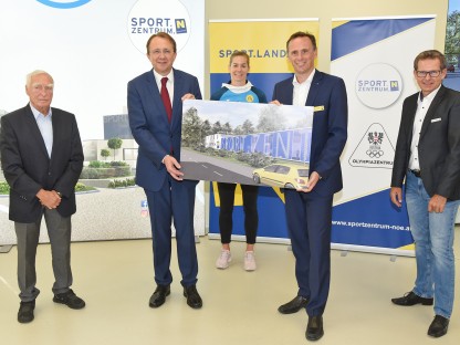 Trainerlegende Gunnar Prokop, Bürgermeister Matthias Stadler, Olympiastarterin Beate Schrott, Sportlandesrat Jochen Danninger und Sportzentrum-Geschäftsführer Franz Stocher präsentierten aufr einer Tafel die Visualisierung für die neue Leichtathletik-Halle im Sportzentrum. (Foto: Vorlaufer)