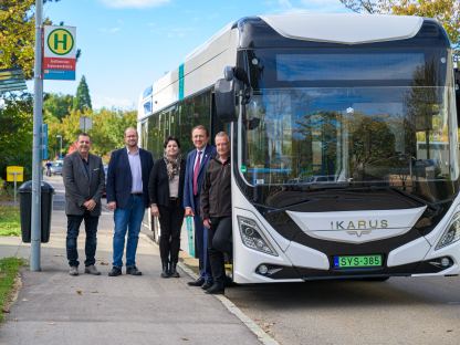 Der Elektroantrieb des Elekrto-Ikarus hat 326 PS, bei 75 km/h wird abgeriegelt. (v.l.n.r.) Christian Dechet (Dr. Richard NÖ), Michael Weissmann (GF, Dr. Richard NÖ), Karin Patenburg (Fa. Trasco Bus&Coach), Bürgermeister Matthias Stadler,  LUP-beauftragter Peter Zuser (Foto: Arman Kalteis)