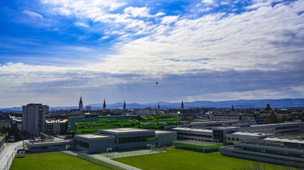 Eine Aufnahme der St. Pöltner Innenstadt vom Hügel bei der HTL aus ungefähr 11 Metern höhe. (Foto: Christian Krückel)