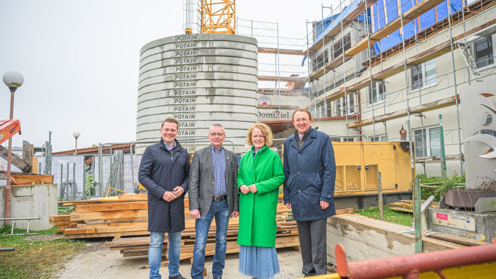 Vier Personen vor der Baustelle. (Foto: Kalteis)