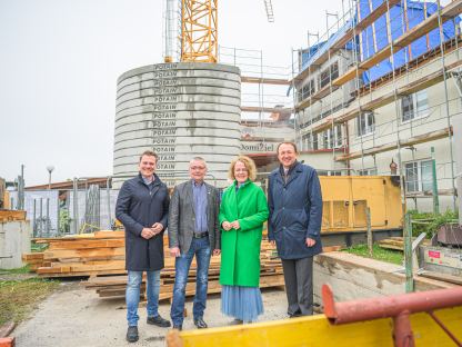 Vier Personen vor der Baustelle. (Foto: Kalteis)