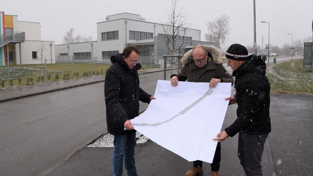 Drei Personen mit großem Plan in der Eichendorffstraße. (Foto: Vorlaufer)