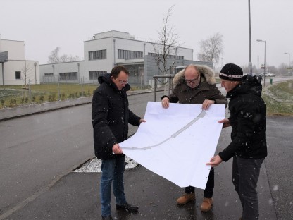 Drei Personen mit großem Plan in der Eichendorffstraße. (Foto: Vorlaufer)