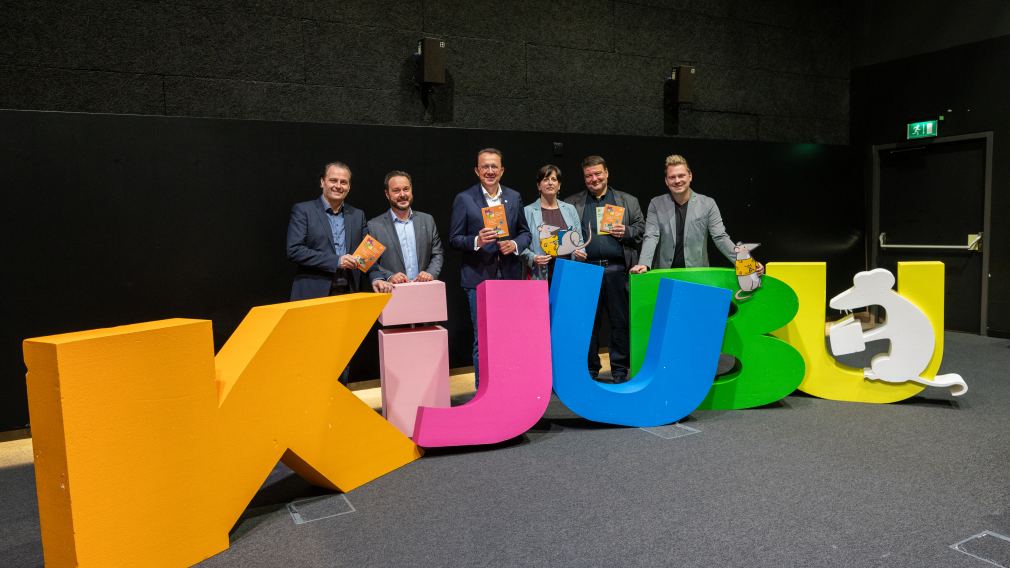 Ein Gruppenfoto bei der Pressekonferenz mit Kulturamtsleiter Alfred Kellner, Geschäftsführer Matthias Pacher, Bürgermeister Matthias Stadler, Projektmanagerin Monika Schaar-Willomitzer, Intendant Christoph Mauz und NÖ LaAbg Florian Krumböck. (Foto: Christian Krückel)