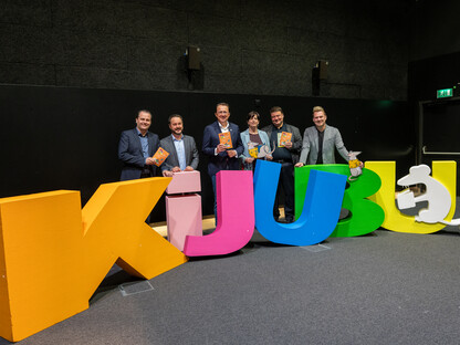 Ein Gruppenfoto bei der Pressekonferenz mit Kulturamtsleiter Alfred Kellner, Geschäftsführer Matthias Pacher, Bürgermeister Matthias Stadler, Projektmanagerin Monika Schaar-Willomitzer, Intendant Christoph Mauz und NÖ LaAbg Florian Krumböck. (Foto: Christian Krückel)