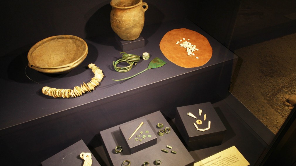 Schaukasten im Stadtmuseum mit Frühbronzezeitlichen Grabbeigaben eines Frauengrabes. (Foto: Josef Vorlaufer)