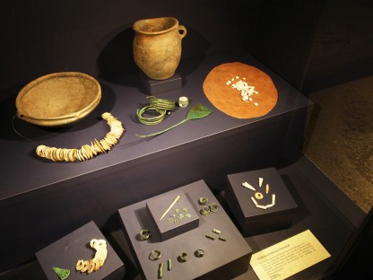 Schaukasten im Stadtmuseum mit Frühbronzezeitlichen Grabbeigaben eines Frauengrabes. (Foto: Josef Vorlaufer)