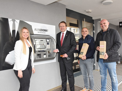 Bürgermeister Matthias Stadler steht mit den Inhabern Manfred Hinterberger, Alex Meder und der Rezeptionistin Viktoria Linsmeyer vor dem Alfredomat (ein Check-In Automatensystem). Foto: Josef Vorlaufer