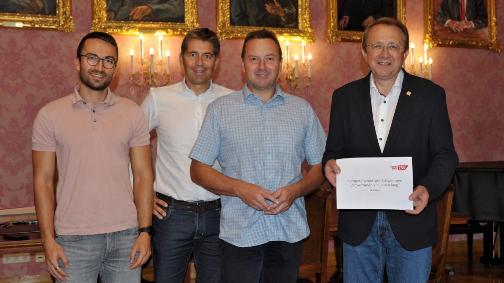 Florian Gleiss, Obmann Stv. Christoph Schwarz, Obmann Rainer Kastner und Bürgermeister Matthias Stadler bei der Vorstellung des Projekts Kompetenzzentrum Schwimmen im Rathaus. (Foto: Wolfgang Mayer)