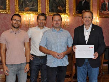 Florian Gleiss, Obmann Stv. Christoph Schwarz, Obmann Rainer Kastner und Bürgermeister Matthias Stadler bei der Vorstellung des Projekts Kompetenzzentrum Schwimmen im Rathaus. (Foto: Wolfgang Mayer)