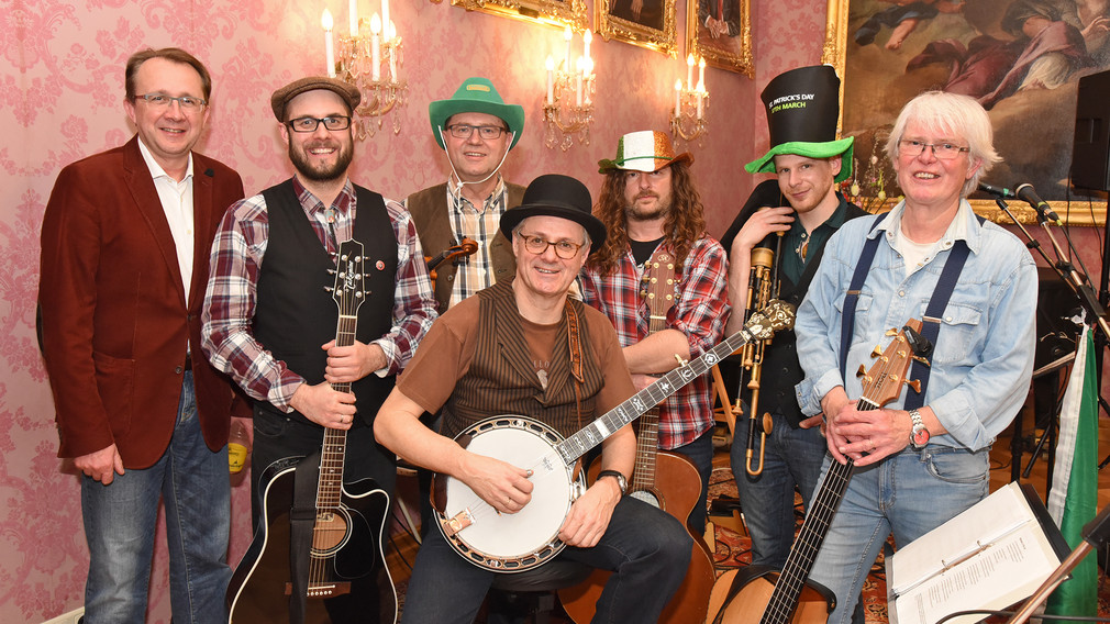 Bürgermeister Matthias Stadler und die Gallows Fellows beim St. Patrick`s Day Konzert im Bürgermeisterzimmer im St. Pöltner Rathaus. (Foto: Josef Vorlaufer)