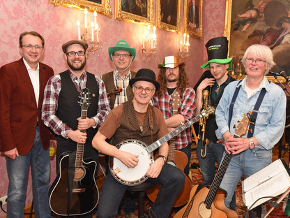 Bürgermeister Matthias Stadler und die Gallows Fellows beim St. Patrick`s Day Konzert im Bürgermeisterzimmer im St. Pöltner Rathaus. (Foto: Josef Vorlaufer)