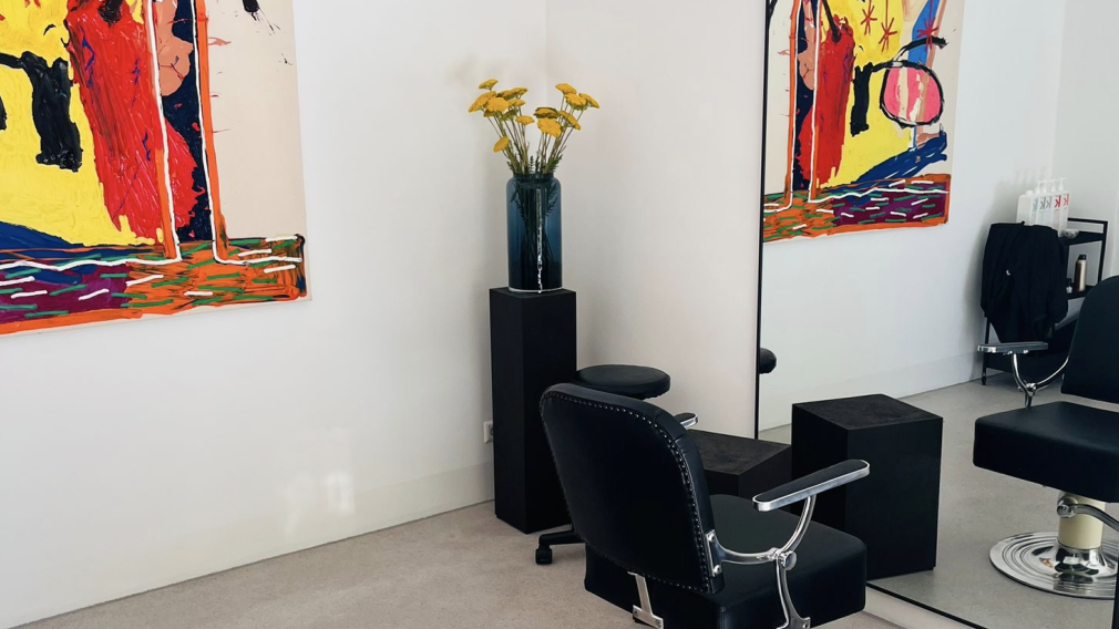 Friseurmeisterin Birgit Fuchs vor ihrem Salonfuchs am Herrenplatz. Foto: Salonfuchs/privat