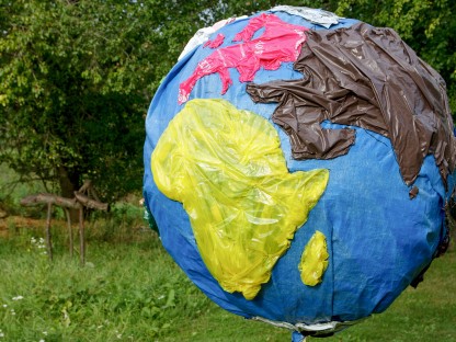 Weltkugel aus Plastik zur Bewerbung des Umweltpreises 2020. (Foto: Andreas Peham)