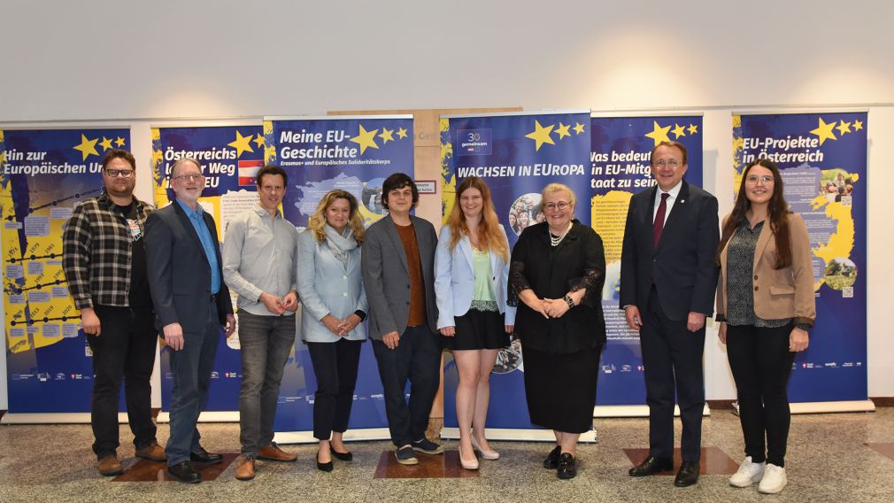 Bürgermeister Matthias Stadler, Gemeinderätin Birigit Becker, Präsidialleiter Michael Koppensteiner und Mitglieder des EU-Stammtisches präsentierten die Wanderausstellung im Rathaus. (Foto: Vorlaufer)