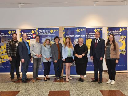 Bürgermeister Matthias Stadler, Gemeinderätin Birigit Becker, Präsidialleiter Michael Koppensteiner und Mitglieder des EU-Stammtisches präsentierten die Wanderausstellung im Rathaus. (Foto: Vorlaufer)