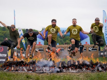 Teilnehmer des Spartan Race beim Sprung über ein brennendes Hindernis. (Foto: Josef Bollwein)