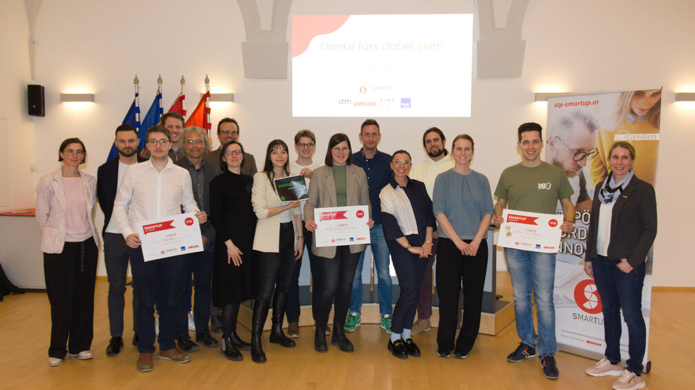 Gruppenfoto der SMARTUP Stipendienvergabe mit Speaker:innen, Gewinner:innen, Jurorinnen, Moderation und Gründungsbeauftragtem der Stadt St. Pölten Wolfgang Kern. (Foto: FH St. Pölten/Bernadette Hahn)