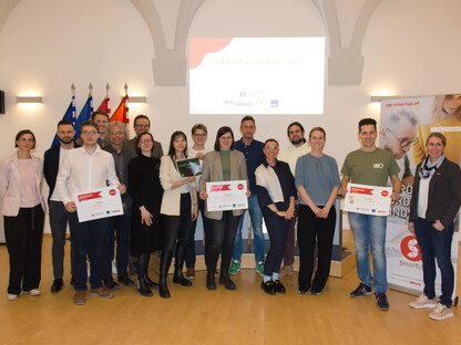 Gruppenfoto der SMARTUP Stipendienvergabe mit Speaker:innen, Gewinner:innen, Jurorinnen, Moderation und Gründungsbeauftragtem der Stadt St. Pölten Wolfgang Kern. (Foto: FH St. Pölten/Bernadette Hahn)