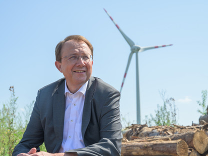 Bürgermeister Stadler vor einem Windrad. (Foto: Kalteis)