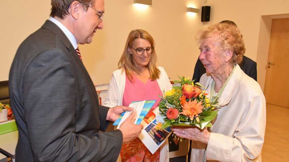 Bürgermeister Stadler und LR Königsberger-Ludwig bedankten sich bei Frau Lischke für unglaubliche 46 Jahre Einsatz bei Essen auf Rädern. (Foto: Josef Vorlaufer)