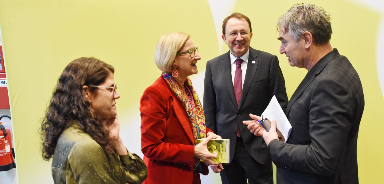 Vier Personen mit dem Programmheft. (Foto: Vorlaufer)