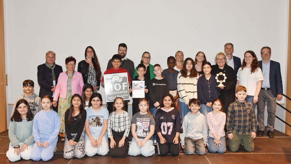 Bürgermeister Matthias Stadler begrüßte die Schüler:innen, Pädagog:innnen und Sponsor:innen zur Verleihung des Umweltpreises. (Foto: Josef Vorlaufer)