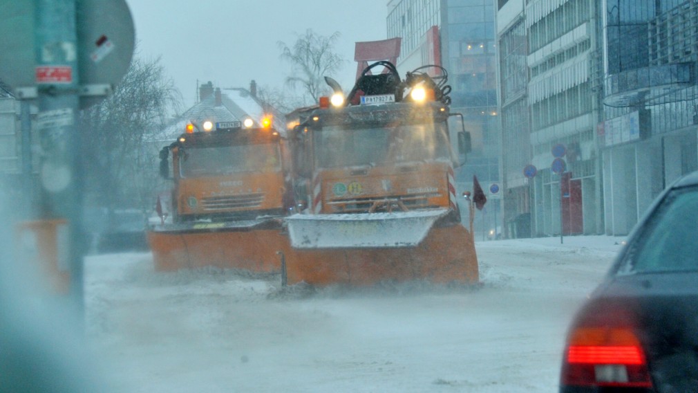 Räumfahrzeuge im Winterdienst-Einsatz. (Foto: Josef Vorlaufer)