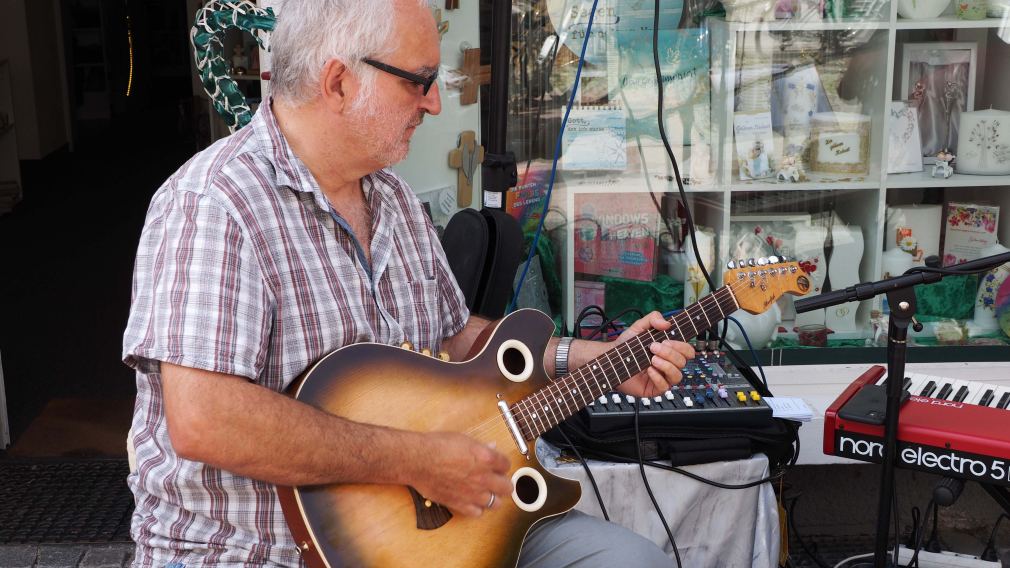 Dieter Libuda an der Gitarre