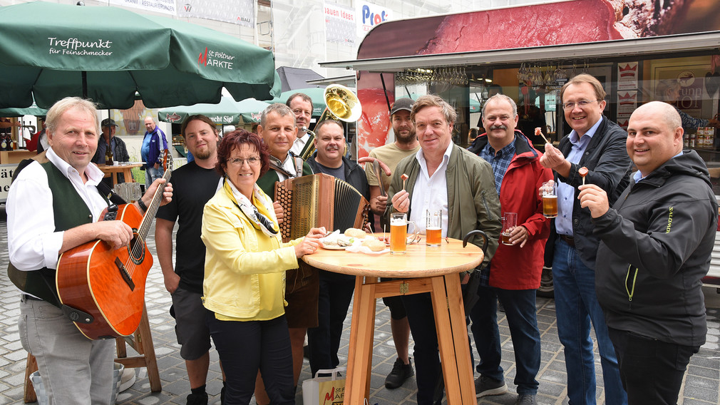 Das Türnitzer Trio, Florian Sigl, G. Bertl, J. Kremsner, Rene Marchhart, J. Hauptmann, W. Hobiger, Bürgermeister Matthias Stadler und M. Piber verzehren die Köstlichkeiten am Markt. (Foto: Josef Vorlaufer)
