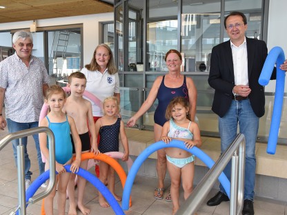 Acht Personen beim Nichtschwimmerbecken in der Aquacity. (Foto: Vorlaufer)