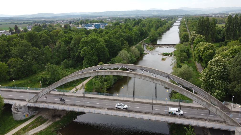 Die Mountainbike-Strecken wurden in einem kleinen Waldstück bei der Julius-Raab-Brücke, hier im Bild am linken Traisenufer, angelegt. (Foto: Arman Kalteis)