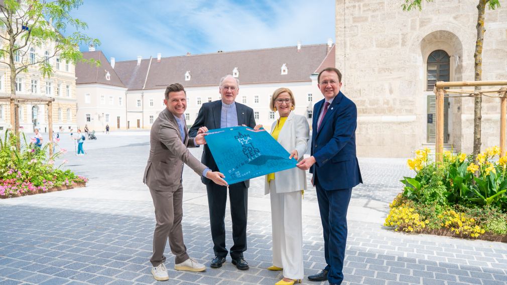 Vier Personen mit Plakat am Domplatz. (Foto: Kalteis)