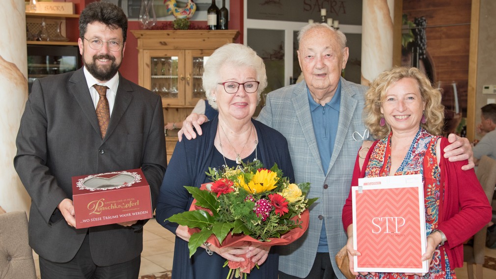 Vizebürgermeister Harald Ludwig und Bundesrätin Eva Prischl stellten sich mit einer Torte, einem Blumenstrauß und einem St. Pölten-Bildband bei Ehepaar Margit und Franz Inreiter als Gratulanten ein. (Foto: Josef Vorlaufer)