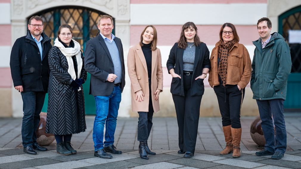 Foto von den Mitarbeiter:innen der KlimaK vor dem Rathaus.  (Foto: Arman Kalteis)