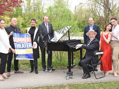 Intendantin Anastasia Irmiyaeva, Musicaldarsteller Alexander Goebel, Regionaldirektorin der Raiffeisenbank Region St. Pölten Bettina Hörmann, Bürgermeister Matthias Stadler, Tenor Wolfgang Gratschmeier, Kulturamtsleiter Alfred Kellner, Nichika Shibata und Florient Cador vom Europaballett präsentieren das Programm zum Festival SommerTheaterPark. (Foto: Josef Vorlaufer)