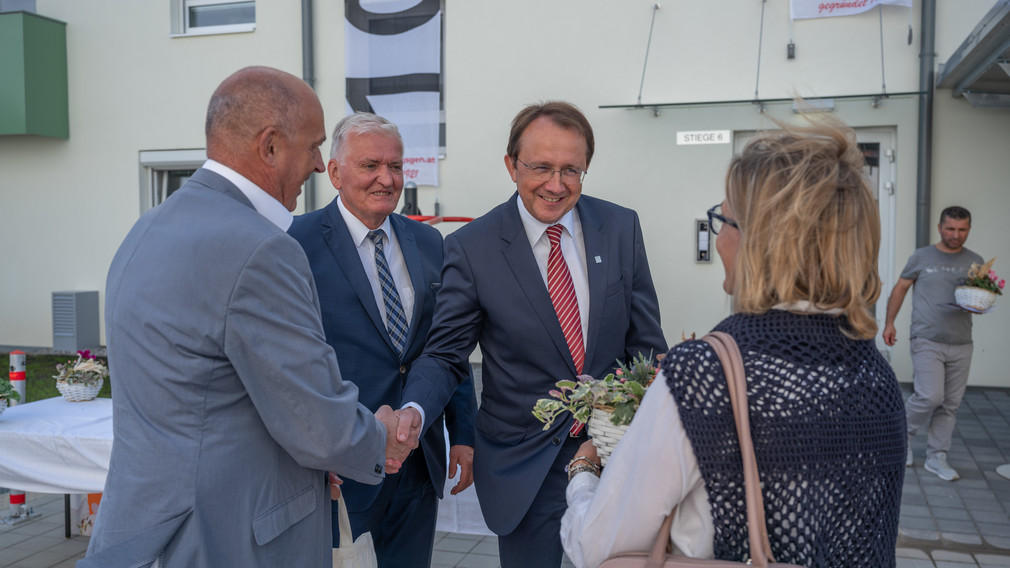 Bürgermeister Matthias Stadler gratuliert einem neuen Bewohner und desen Ehefrau zur neuen Wohnung.