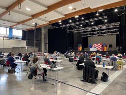 Aufnahme von der Sitzung des Gemeinderats in der großen Halle des VAZ. (Foto: Thomas Kainz)