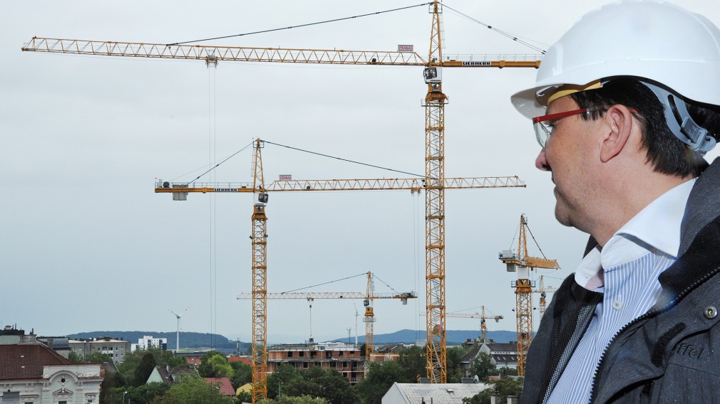 Bürgermeister Matthias Stadler vor Baukränen. (Foto: Josef Vorlaufer)