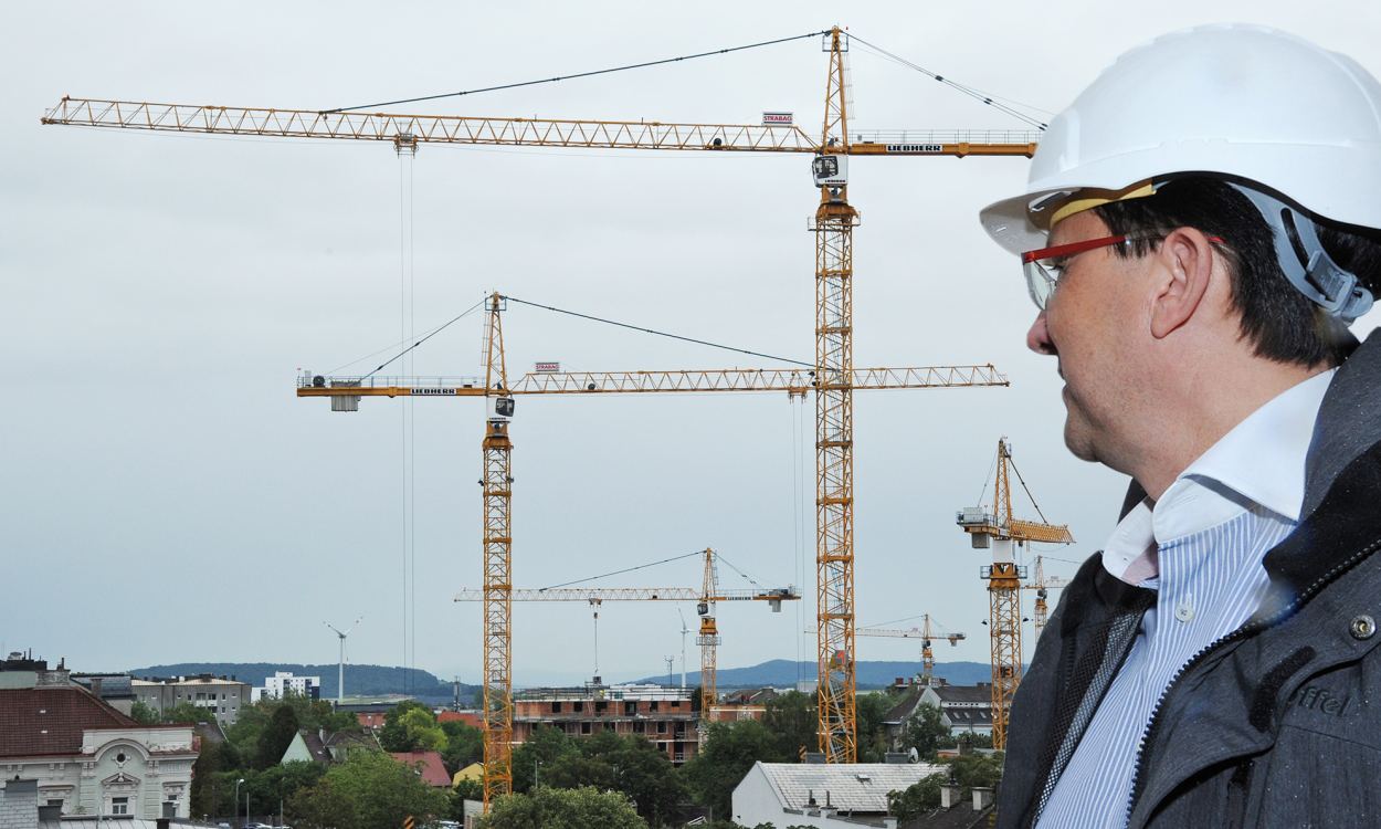 Bürgermeister Matthias Stadler vor Baukränen. (Foto: Josef Vorlaufer)