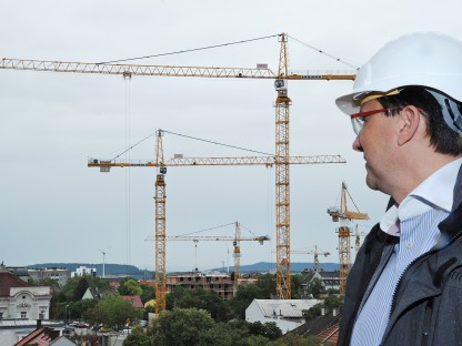 Bürgermeister Matthias Stadler vor Baukränen. (Foto: Josef Vorlaufer)