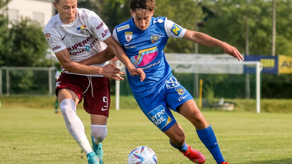 Zwei Spieler beim Kampf um den Ball auf dem Fußballfeld in Großaufnahme.(Foto: SKN)