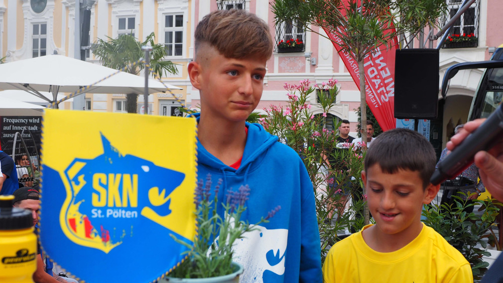 Die gesamte SKN Wolfsfamilie am Rathausplatz bei der Teampräsentation