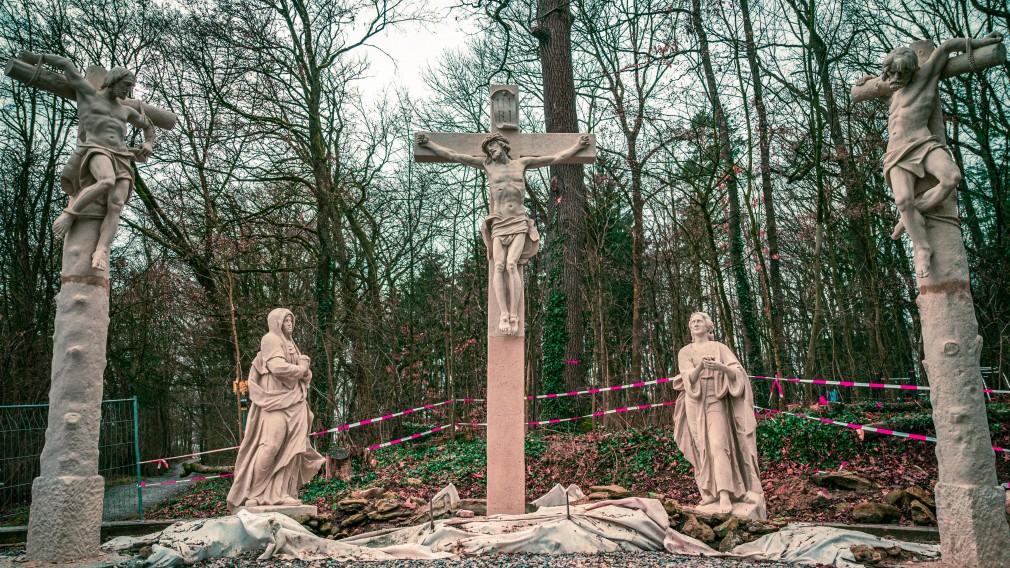 Fünf Statuen bilden eine Kreuzigungsgruppe am Kalvarienberg in St. Pölten. (Foto: Arman Kalteis)