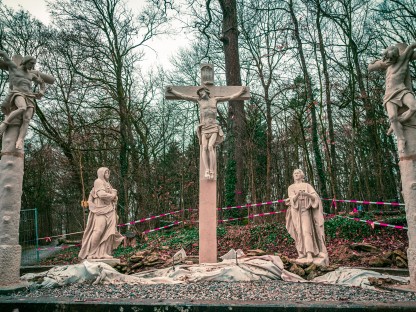 Fünf Statuen bilden eine Kreuzigungsgruppe am Kalvarienberg in St. Pölten. (Foto: Arman Kalteis)