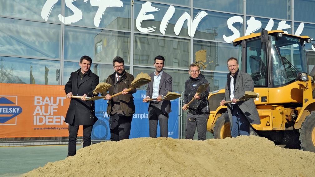 Christian Wildeis (Swietelsky), Vizebürgermeister Harald Ludwig, LH-Stv Udo Landbauer, GF Franz Stocher und Armin Kubat (KPP Consulting) setzten den Spatenstich zum Bau der Kraftsporthalle. (Foto: Wolfgang Mayer)