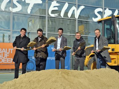 Christian Wildeis (Swietelsky), Vizebürgermeister Harald Ludwig, LH-Stv Udo Landbauer, GF Franz Stocher und Armin Kubat (KPP Consulting) setzten den Spatenstich zum Bau der Kraftsporthalle. (Foto: Wolfgang Mayer)