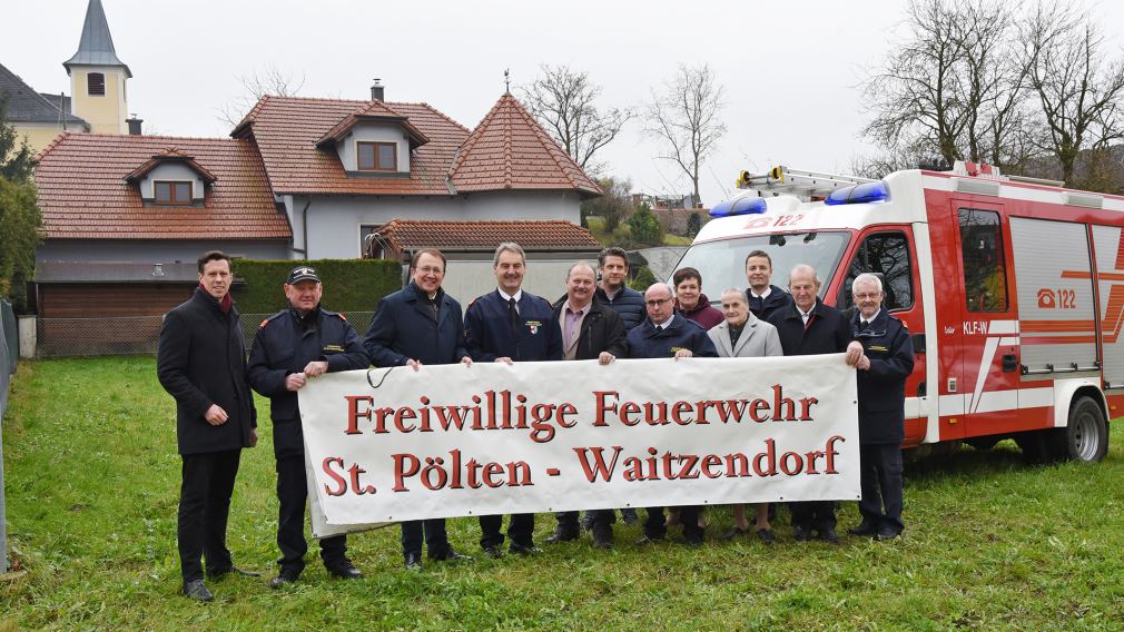 Michael Koppensteiner (Leiter Präsidialabteilung, Magistrat), Kommandant-Stellvertreter Anton Auer, Bürgermeister Matthias Stadler, Kommandant Leopold Sieder, Stadtrat Walter Hobiger, Roland Kormesser (Feuerwehreferent, Magistrat), Martin Mayer, Andrea Kriebaum, Theresa Mayer, Verwalter Leonhard Panzenböck, Johann Mayer und Ehrenkommandant Franz Brandstetter am neuen Grundstück der Freiwilligen Feuerwehr St. Pölten-Waitzendorf. (Foto: Josef Vorlaufer) 